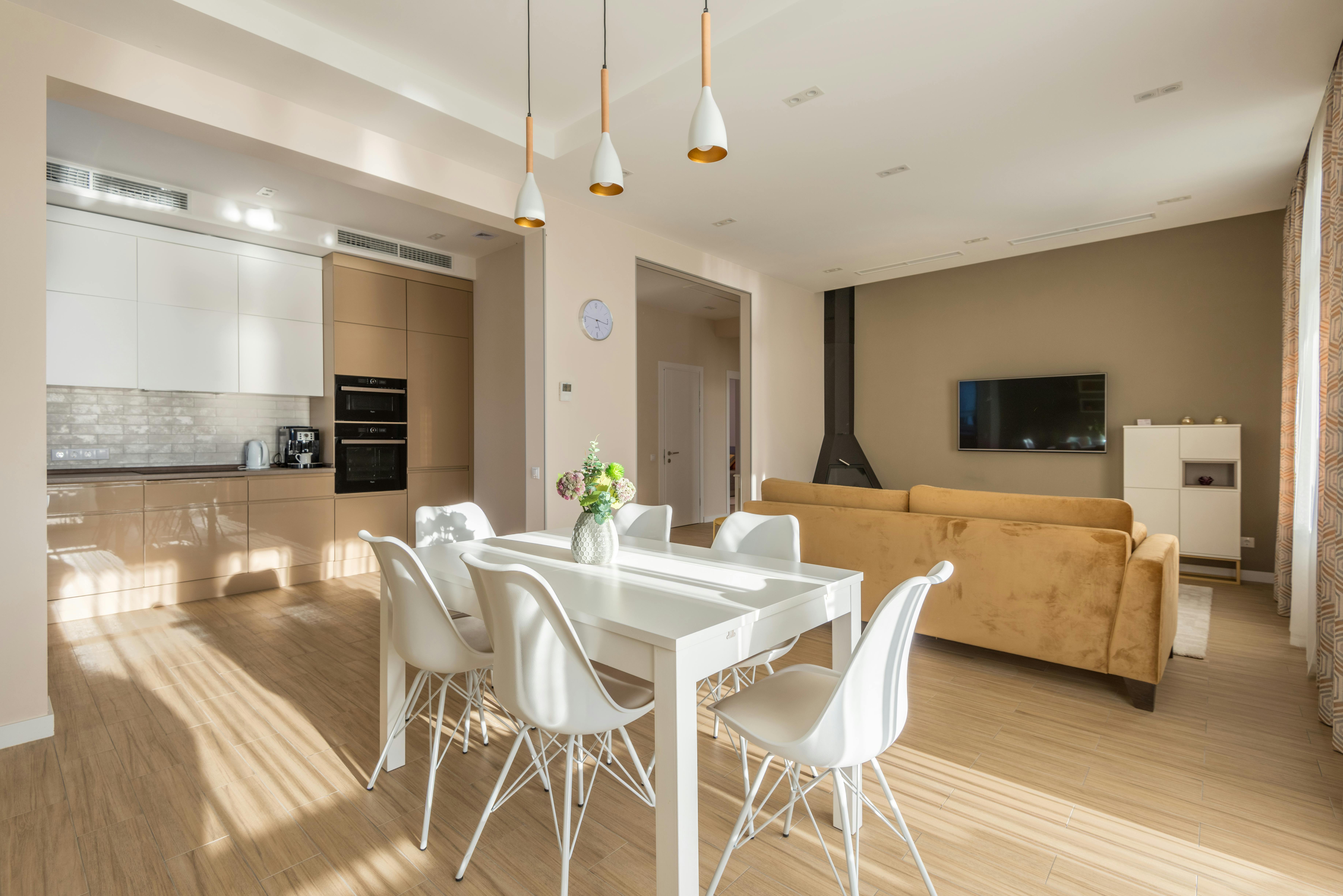 Salon raffiné et lumineux d'un bien haut de gamme