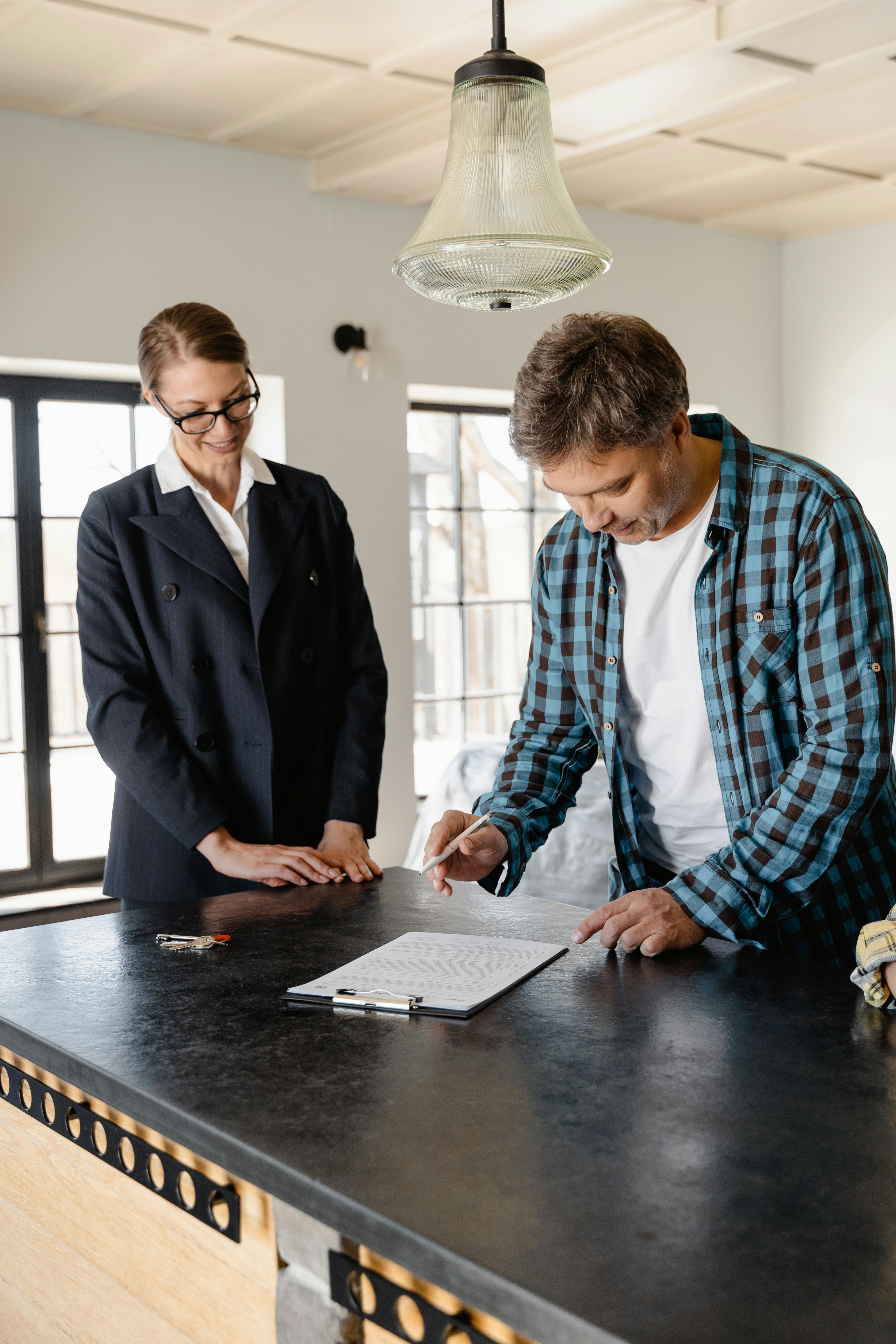 Couple satisfait dans un environnement premium